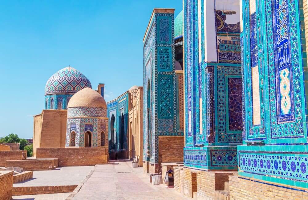 Kompleks Shahi Zinda v Samarkandu z značilnimi modrimi mozaiki